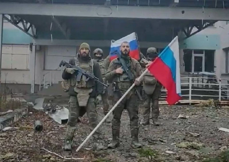 Группа Чеснока. ЦРБ Купянска.  Первые, кто установил российский триколор в центре Купянска — это гру