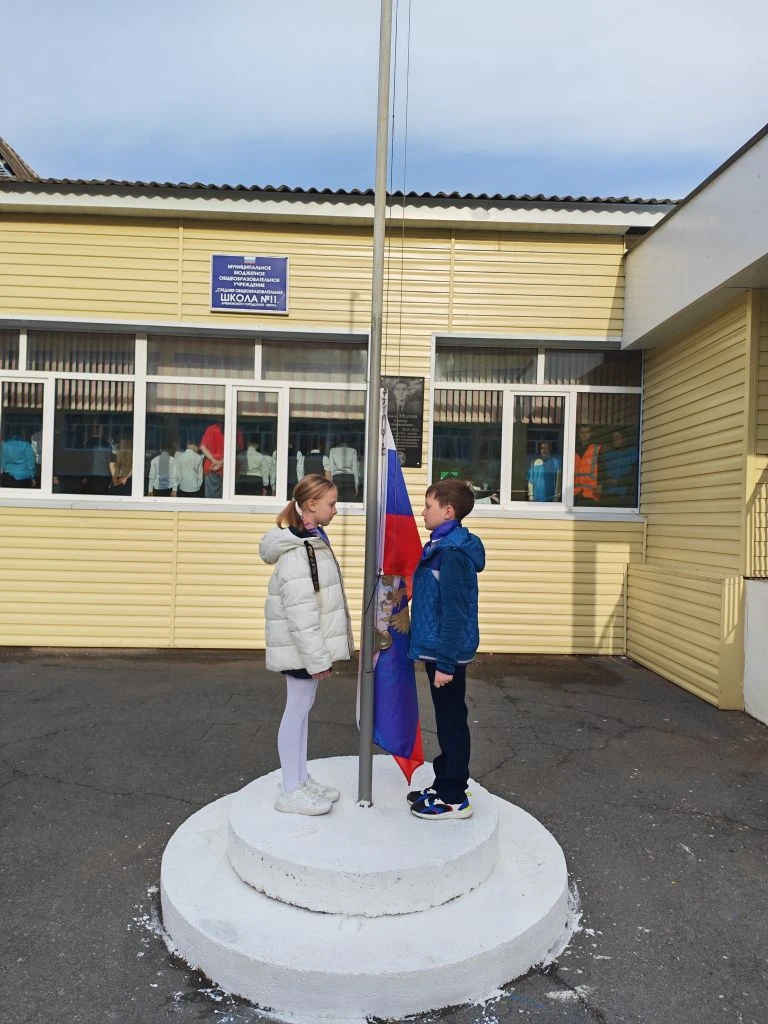 🇷🇺4 мая в нашей школе прошла общешкольная торжественная линейка, с церемонией поднятия флага России 
