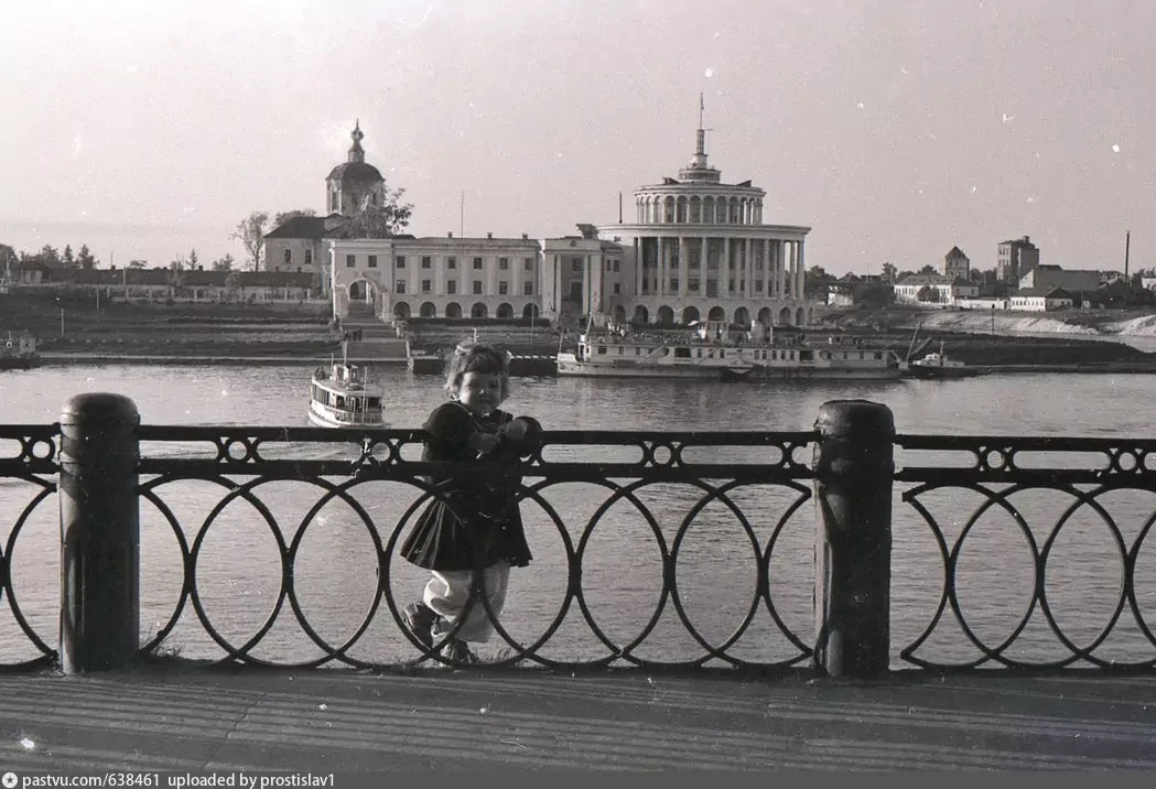 Набережная Волги, 1957 год 🕰️🌊Тверь, Центральный район. Маленькая девочка у чугунной ...