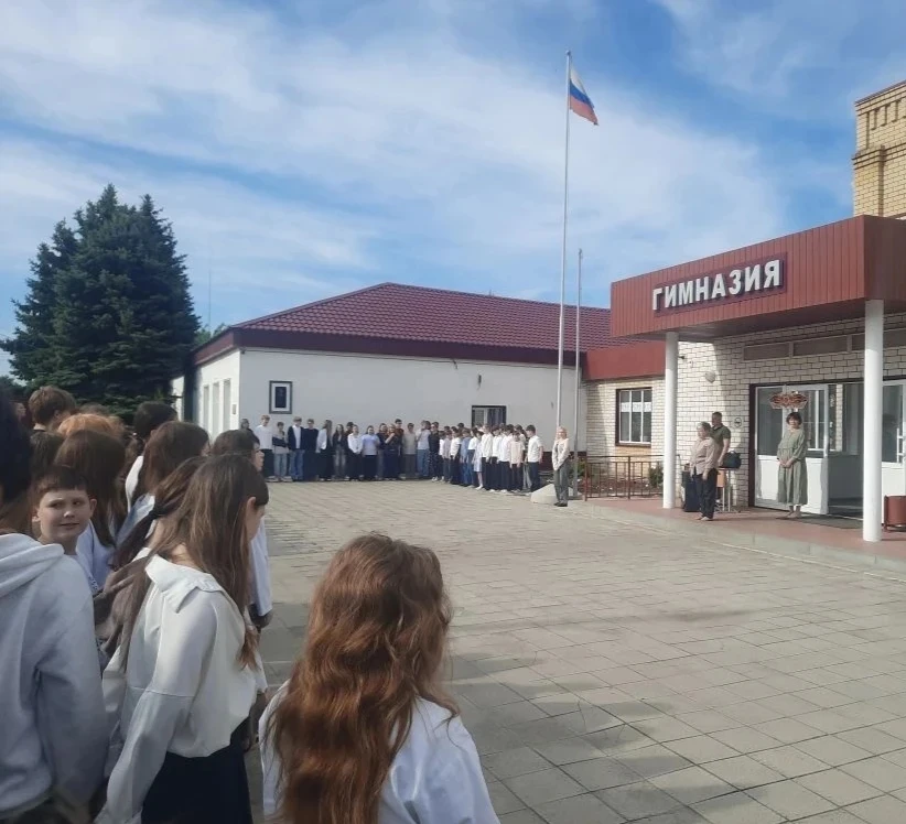 В гимназии прошла очередная торжественная линейка, с поднятием флага России и исполнени...