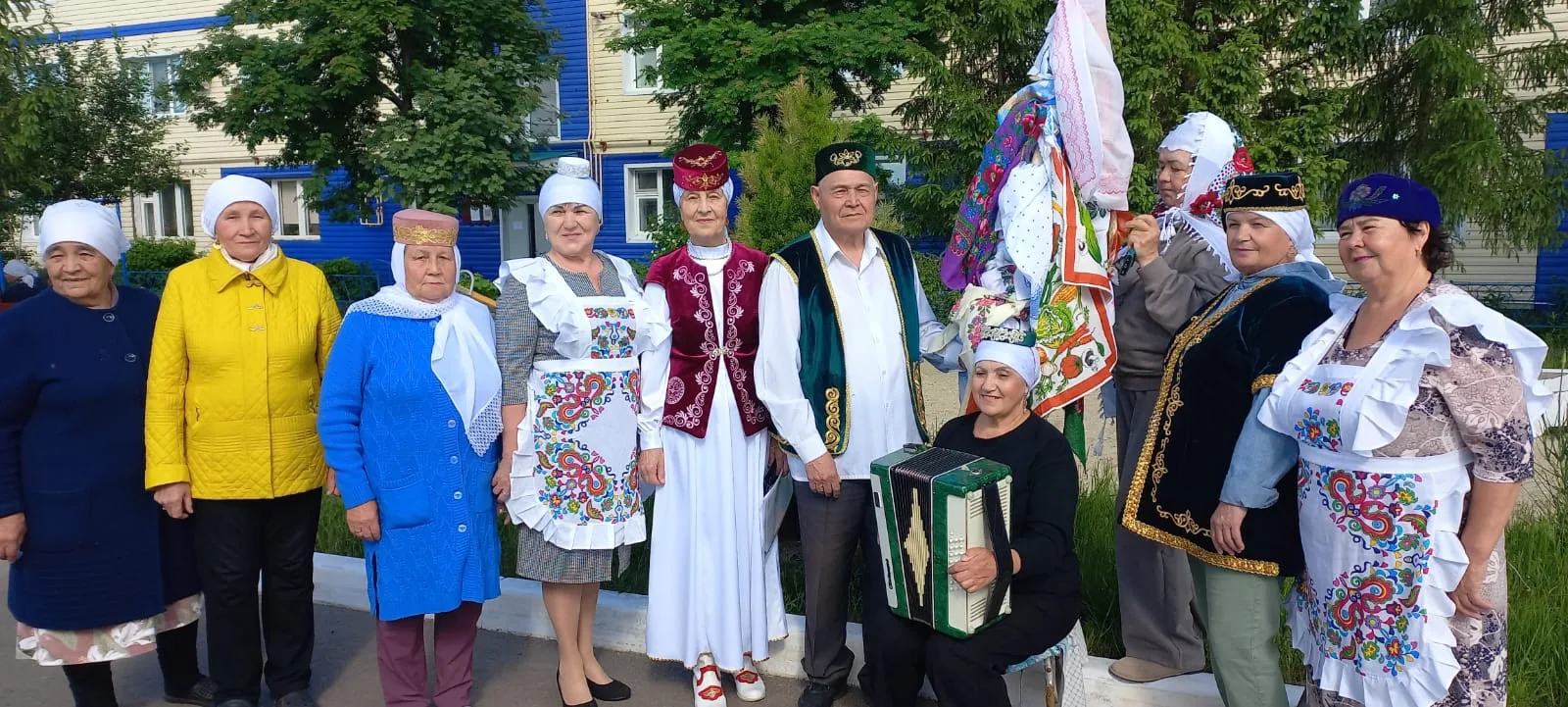 Тиздән Сабантуйлар.
Әлеге бәйрәмгә әзерлек эшләре,бигрәк тә бүләк җыю- ул үзе бер бәйрәм төсен ала.
