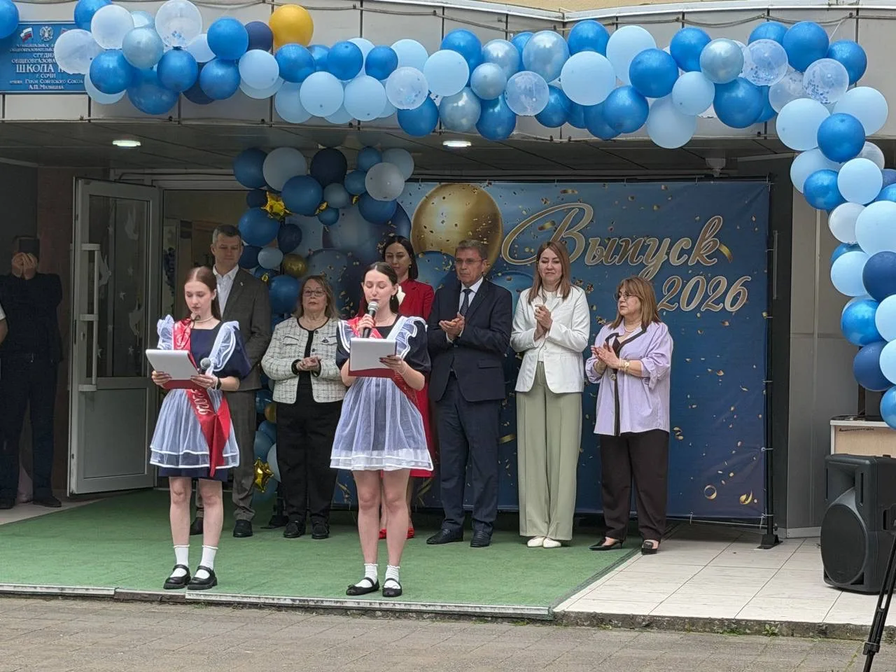 Вот и прозвенел последний звонок в нашей школе… 🎓🔔
Этот день точно останется в памяти каждого из н