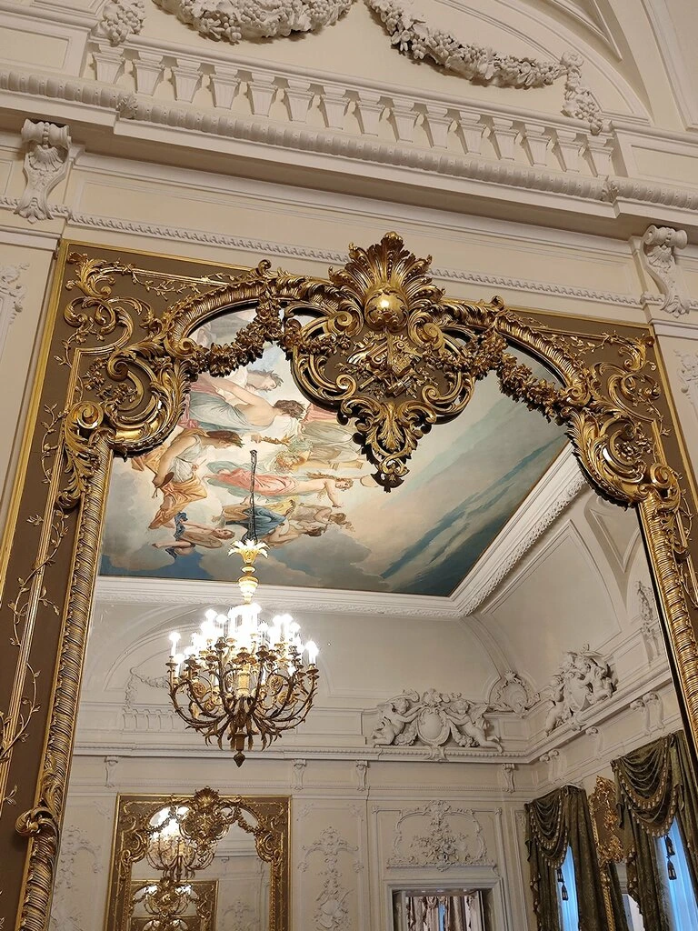 Особняк в центре Санкт-Петербурга на улице Чайковского, 29  построили в 1780 году для  Абрама Петров