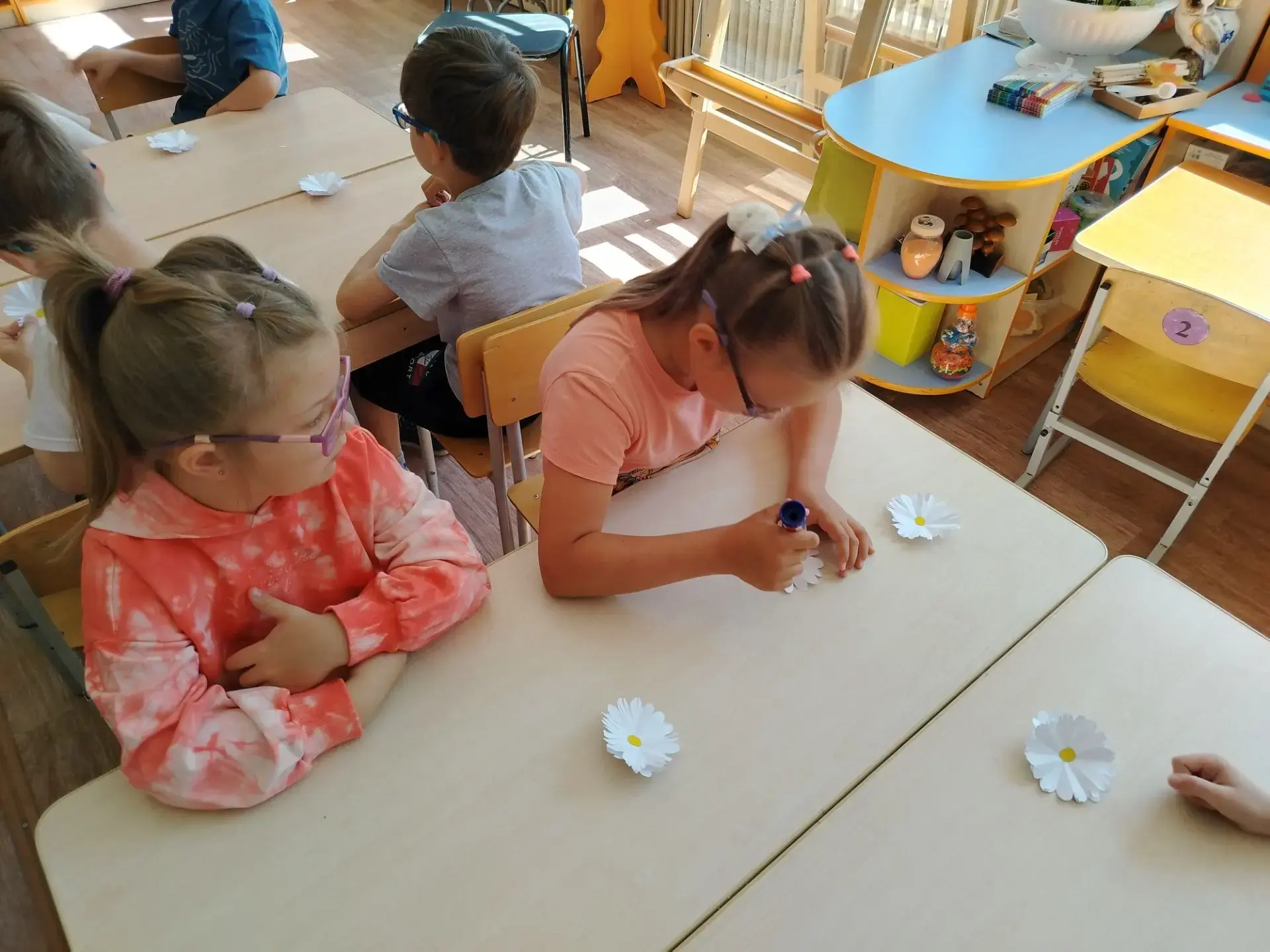 Ромашковое настроение на асфальте: творчество, дружба и семейное тепло!🌼

Сегодня территория нашего