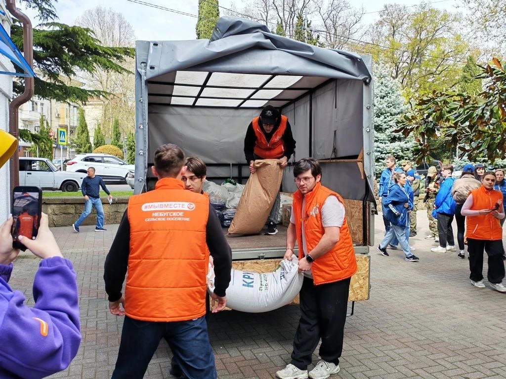 «Единая Россия» доставила гуманитарную помощь штабу #МЫВМЕСТЕ в Туапсе 🤝  Волонтёрам передали продов