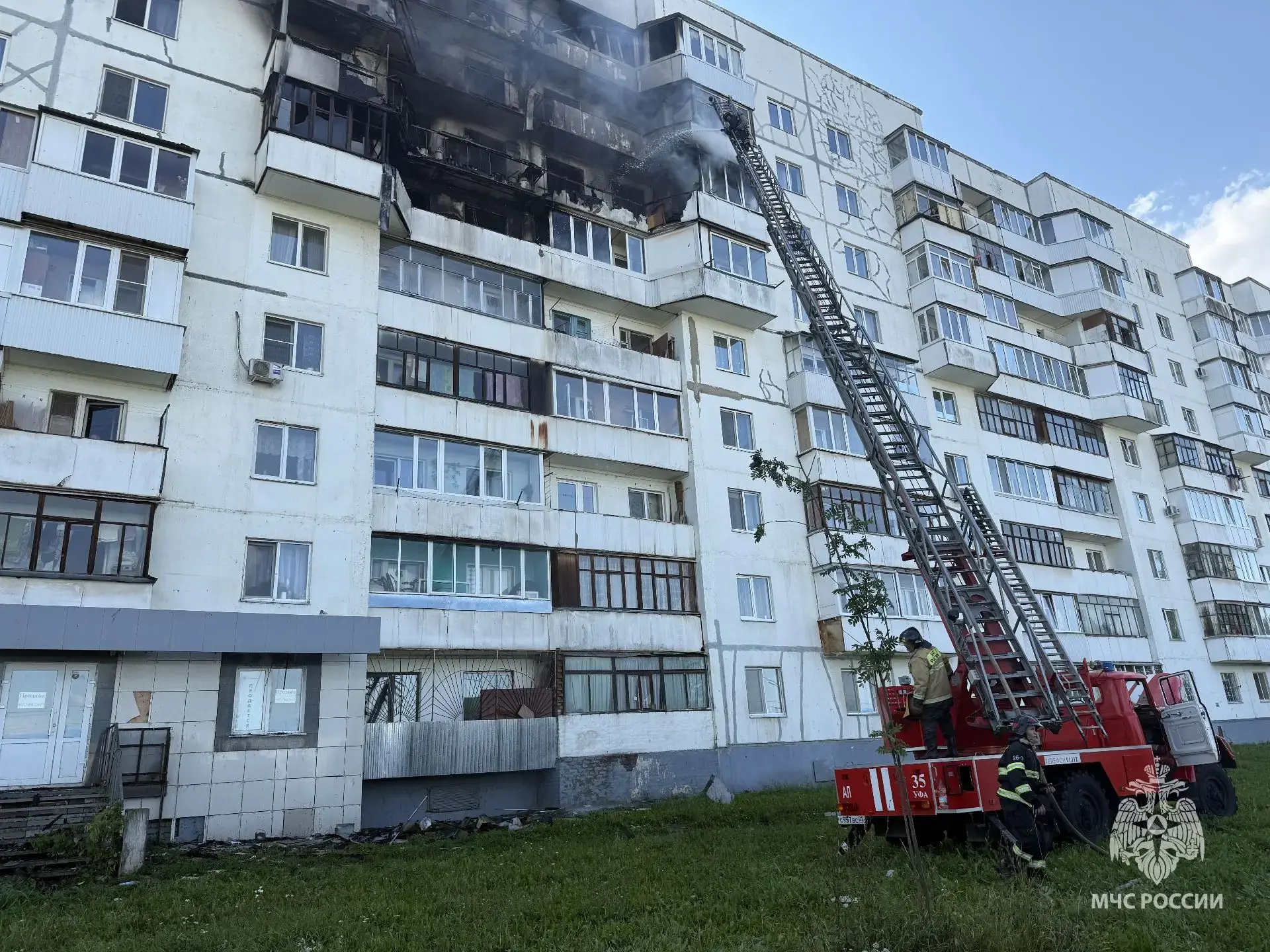 Пожарные работают на тушении пожара  по улице Гвардейской в Уфе. 

Из зоны воздействия опасных факто