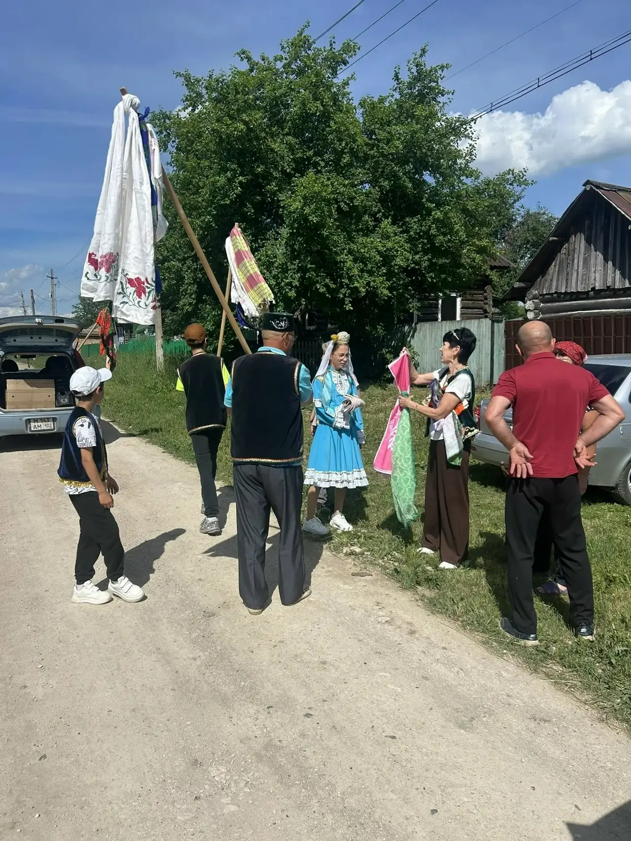 «Запрягли» автомобили
Сабантуй, символизирующий окончание весенних полевых работ, в Кисак-Каине прой