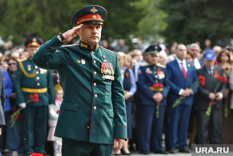 Парад Победы завершился в Екатеринбурге.   Началась акция «Бессмертный полк». Шествие сейчас движетс