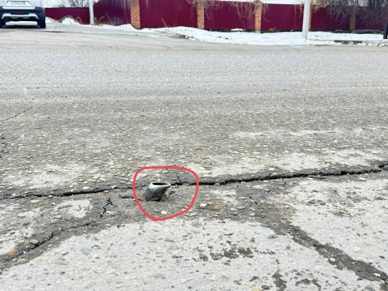 ⚠️ На Прудовой (напротив магазина «Ромашка») — опасное препятствие на дороге  🚧 Из дорожного покрыти