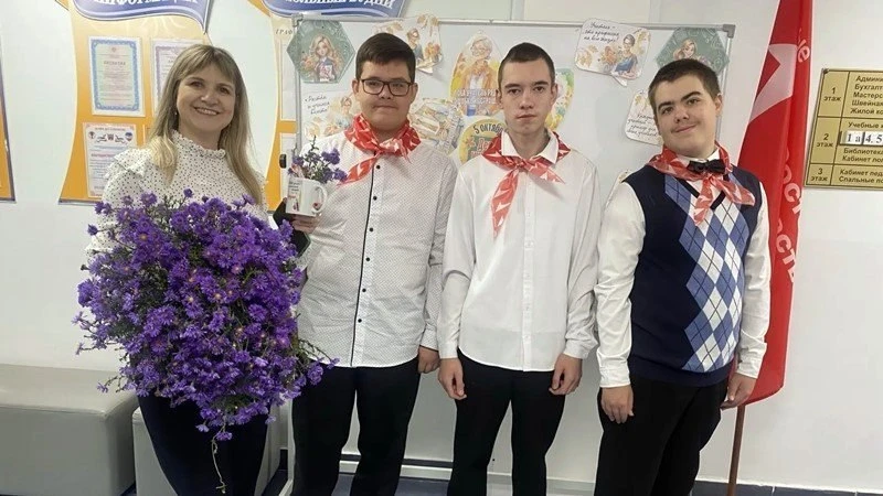 Педагогам школы-интерната №1 вручили подарки ко Дню учителя