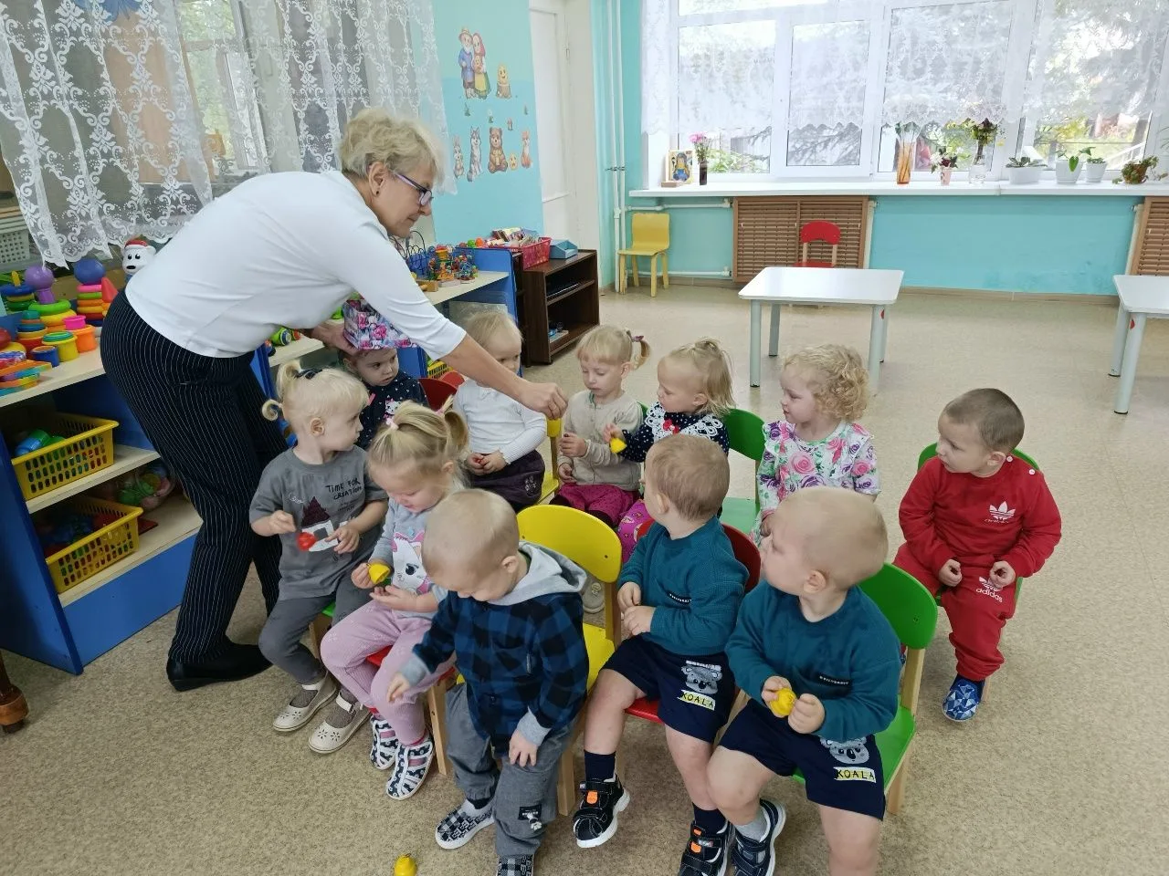 В первой младшей группе "Светлячки" на прошедшей неделе на музыкальные занятия, вместе ...