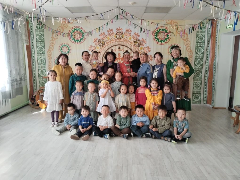 Бүгүн, Ыам ыйын 27 күнүгэр уһуйааммытыгар самаан сайыны көрсөр, Үрүҥ тунах ыһыаҕы ыыттыбыт. 
Иитиллэ