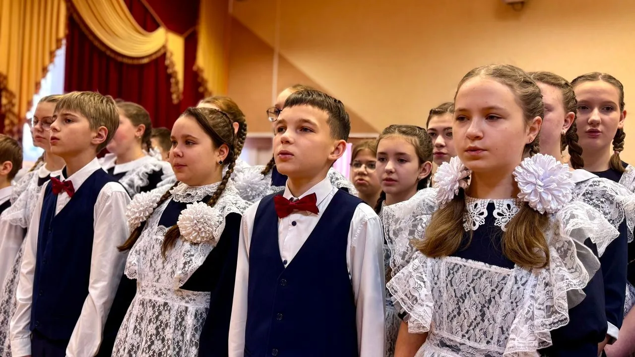 Начало новой недели было отмечено торжественным поднятием Государственного флага Российской Федераци