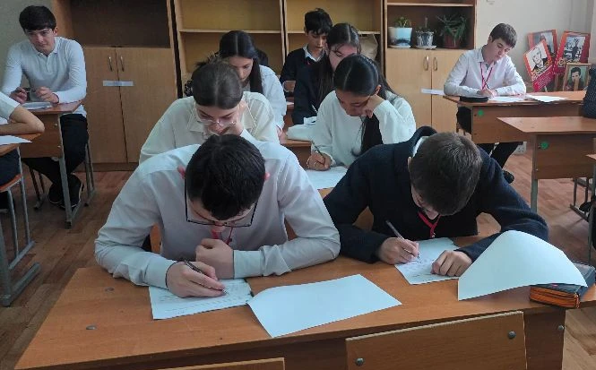 Сейчас учащиеся 8 классов выполняют задания Всероссийских проверочных работ по литературе, английско