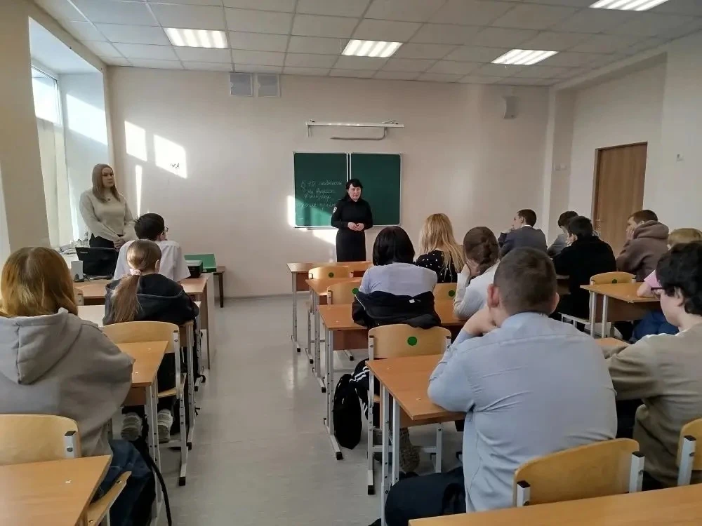 Сегодня к нам в школу №31 приходил инспектор ПДН Панова Е.А. с очень важной беседой о дропперстве.  