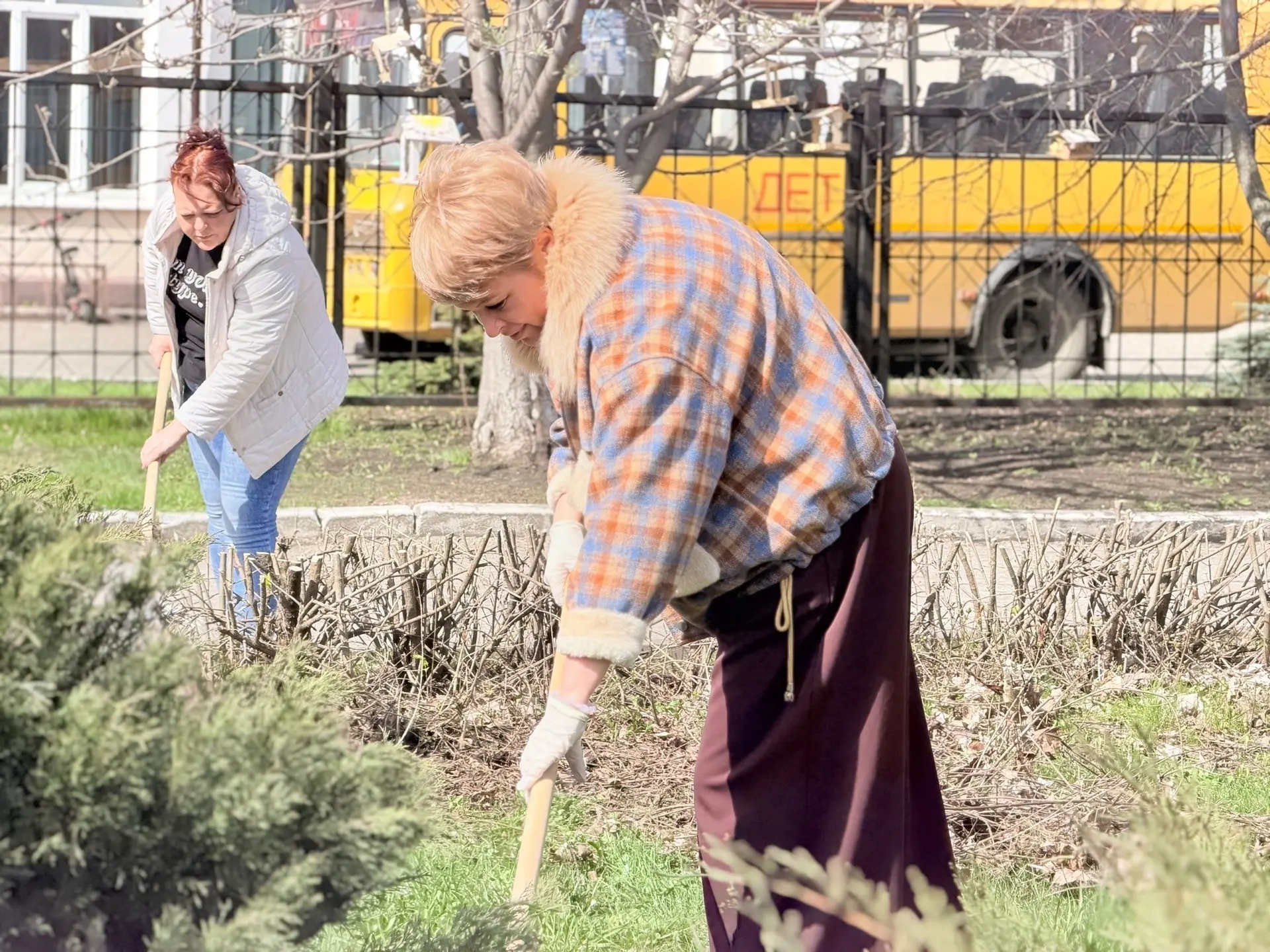 НЕ ПРОСТО УРОКИ, А ПОЛЕЗНЫЕ ДЕЛА! 💚🧹  Сегодня наша школа доказала: чистота начинается с каждого из н