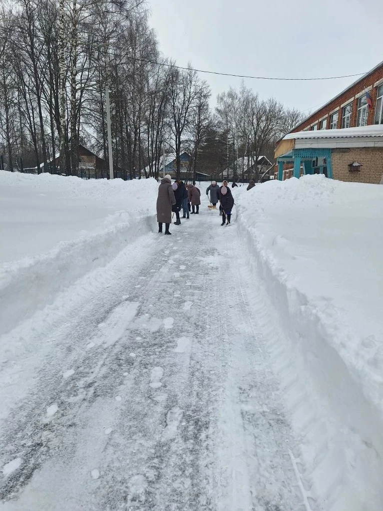 21 февраля работники школы приняли участие в "снежном" субботнике.