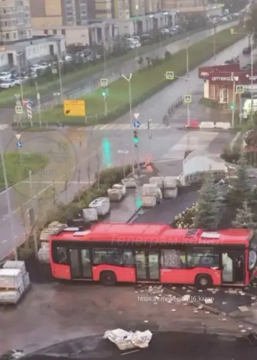 Краснобус «припарковался» сегодня  на недостроеном бульваре Серова