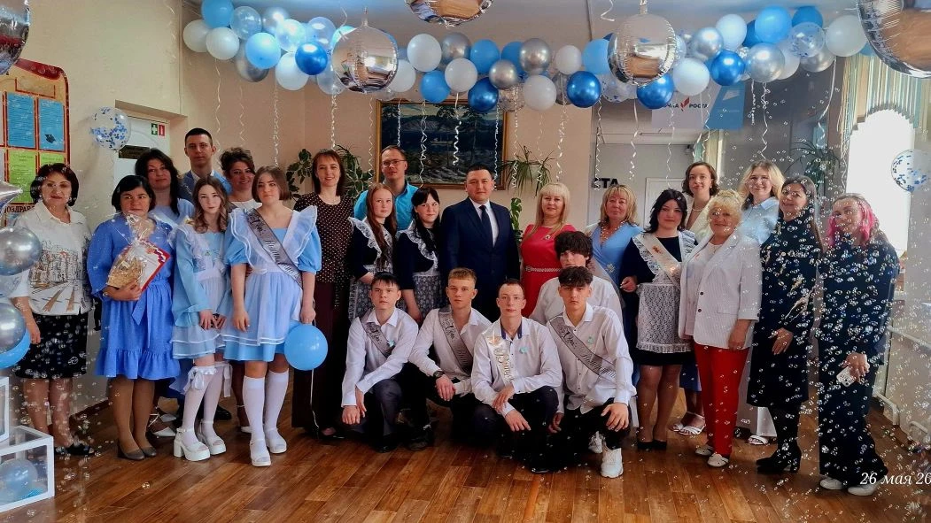 «Прощай, школа! Здравствуй, взрослая жизнь!»: В МКОУ "Зябинской СОШ" прозвенел Последни...