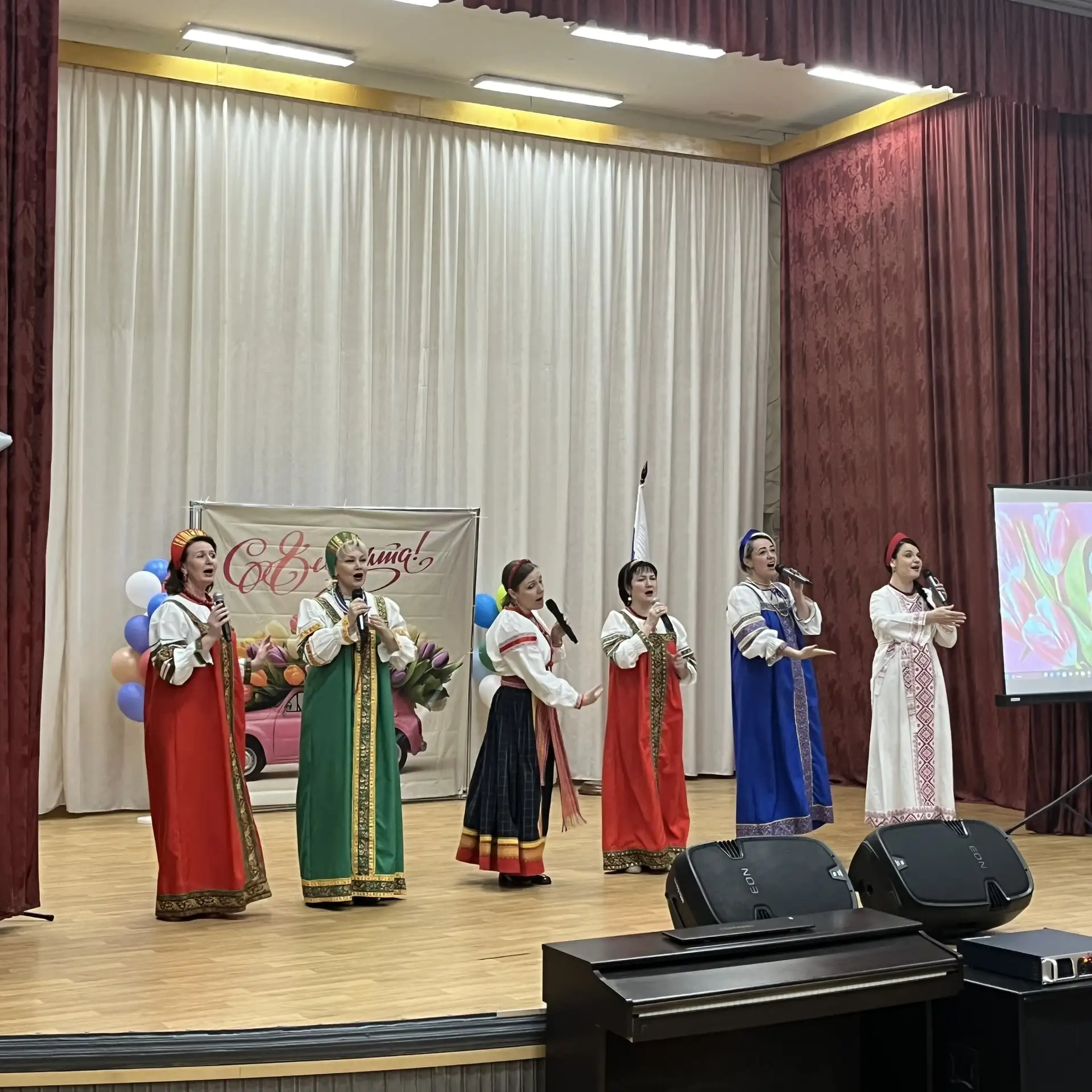 🌸💐🎶 В преддверии Международного женского дня в МАОУ «СОШ № 40» состоялся душевный праздничный концер