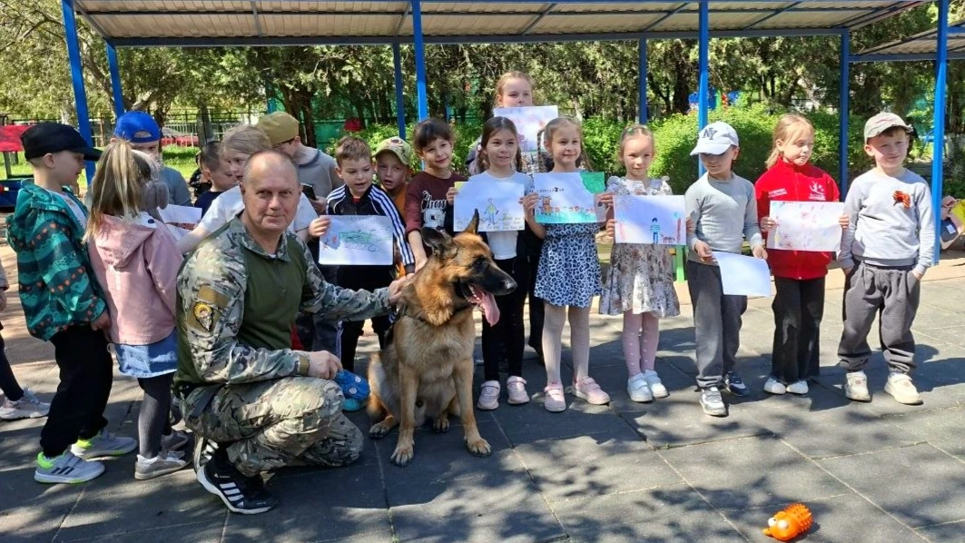 В гостях у ребят — четвероногий друг Шико!