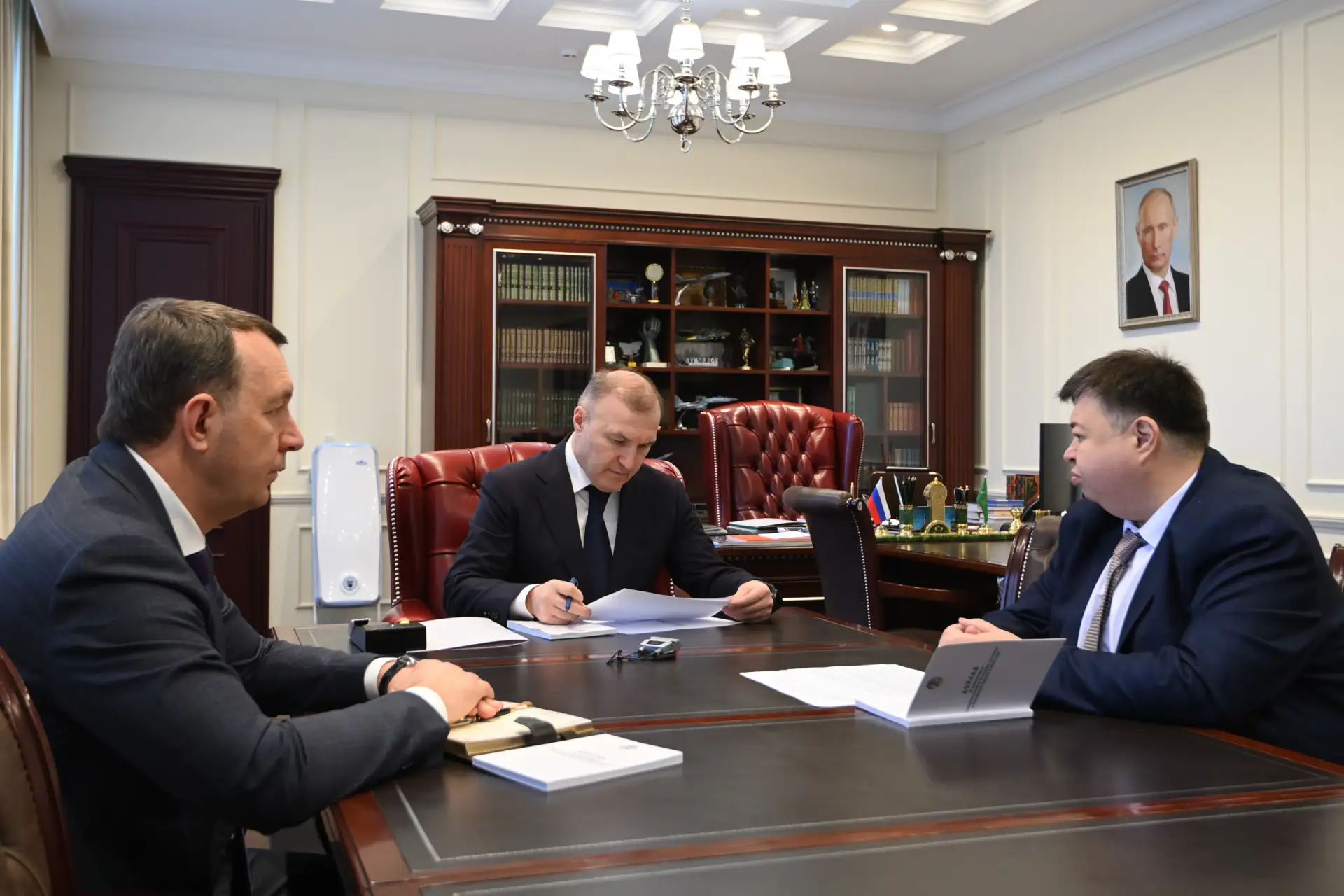 Мурат Кумпилов заслушал доклад Уполномоченного по правам человека в Адыгее  В Доме правительства рес