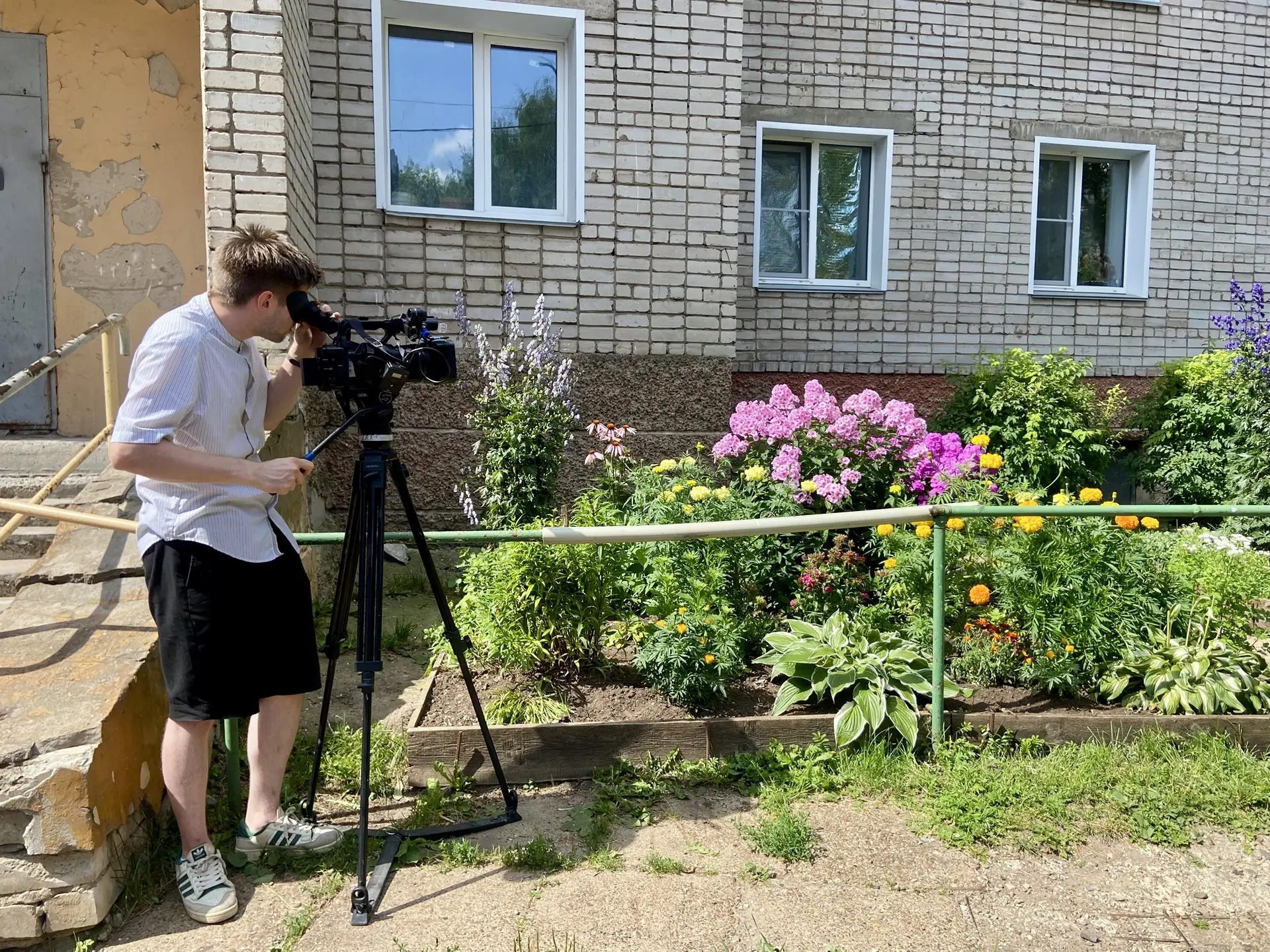 🌼 Настоящие сады в Кирове. Жители города украшают дворы различными цветами и кустарниками