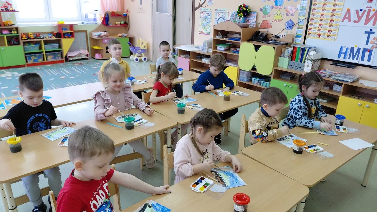 Ребята всю неделю слушали беседы, рисовали и лепили, готовили подарки папам к празднику...
