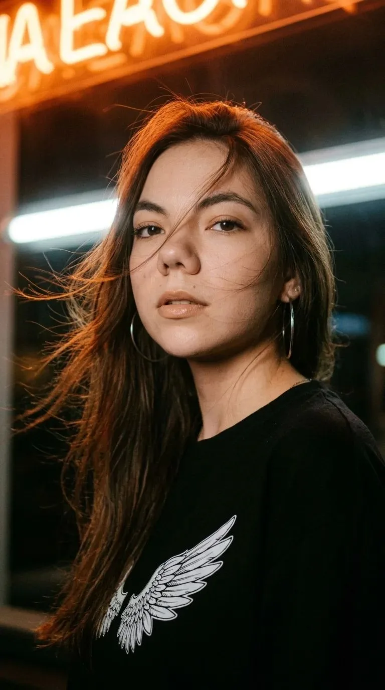 Слева неон — апельсинный свет