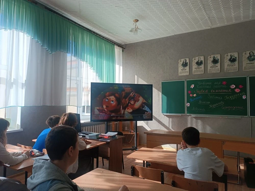Первая симпатия: юноши и девушки💚