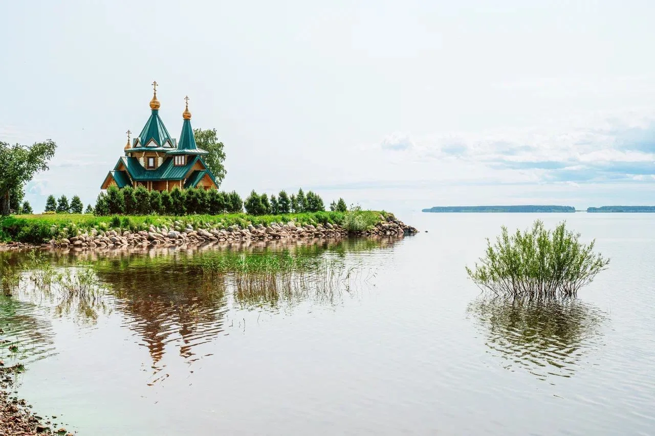 Удивительной красоты деревянный храм стоит на берегу Рыбинского водохранилища