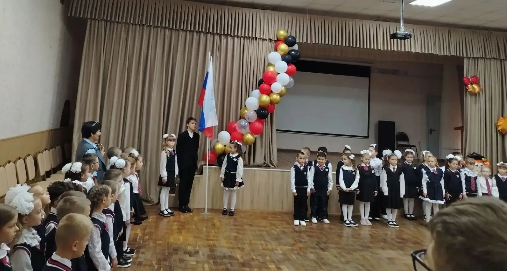 Новая учебная неделя в нашей школе началась торжественно и красиво! 🎉
