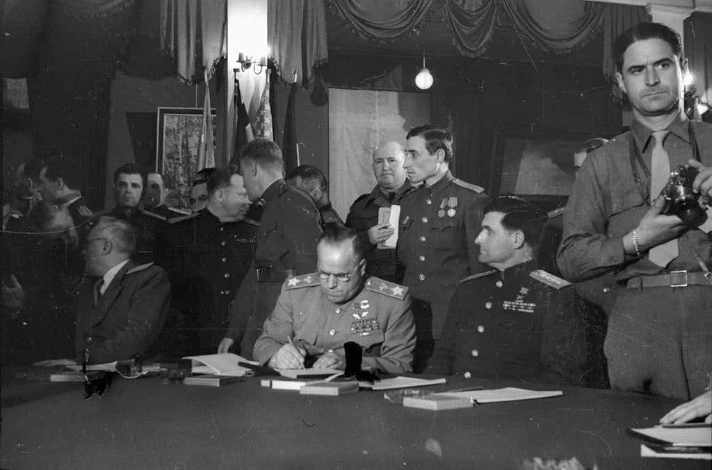 ДЕНЬ В ИСТОРИИ – 08 МАЯ  Никто не забыт, ничто не забыто!🔥  08 мая 1945 года — исторический день в к