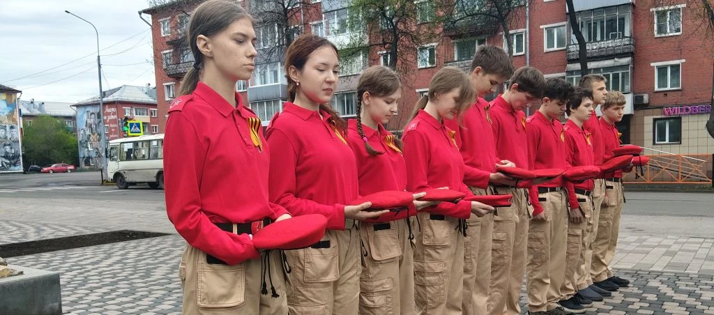 🇷🇺Этих дней не смолкнет  слава.. 🇷🇺 8 мая учащиеся школы приняли участие в церемонии возложения живы