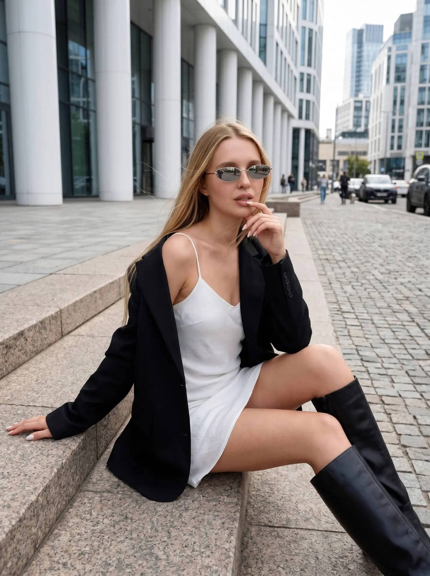 Нельзя менять лицо, черты лица и цвет волос. Фотореалистичный street style кадр в городе, девушка си
