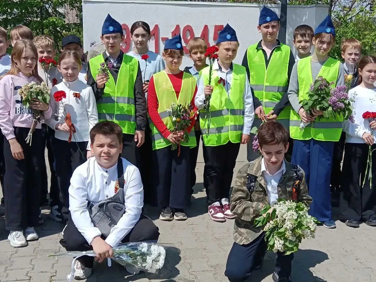 6 мая, в преддверии праздника Дня Победы, ученики 1 «В» и 4 «В» классов возложили цветы в знак памят