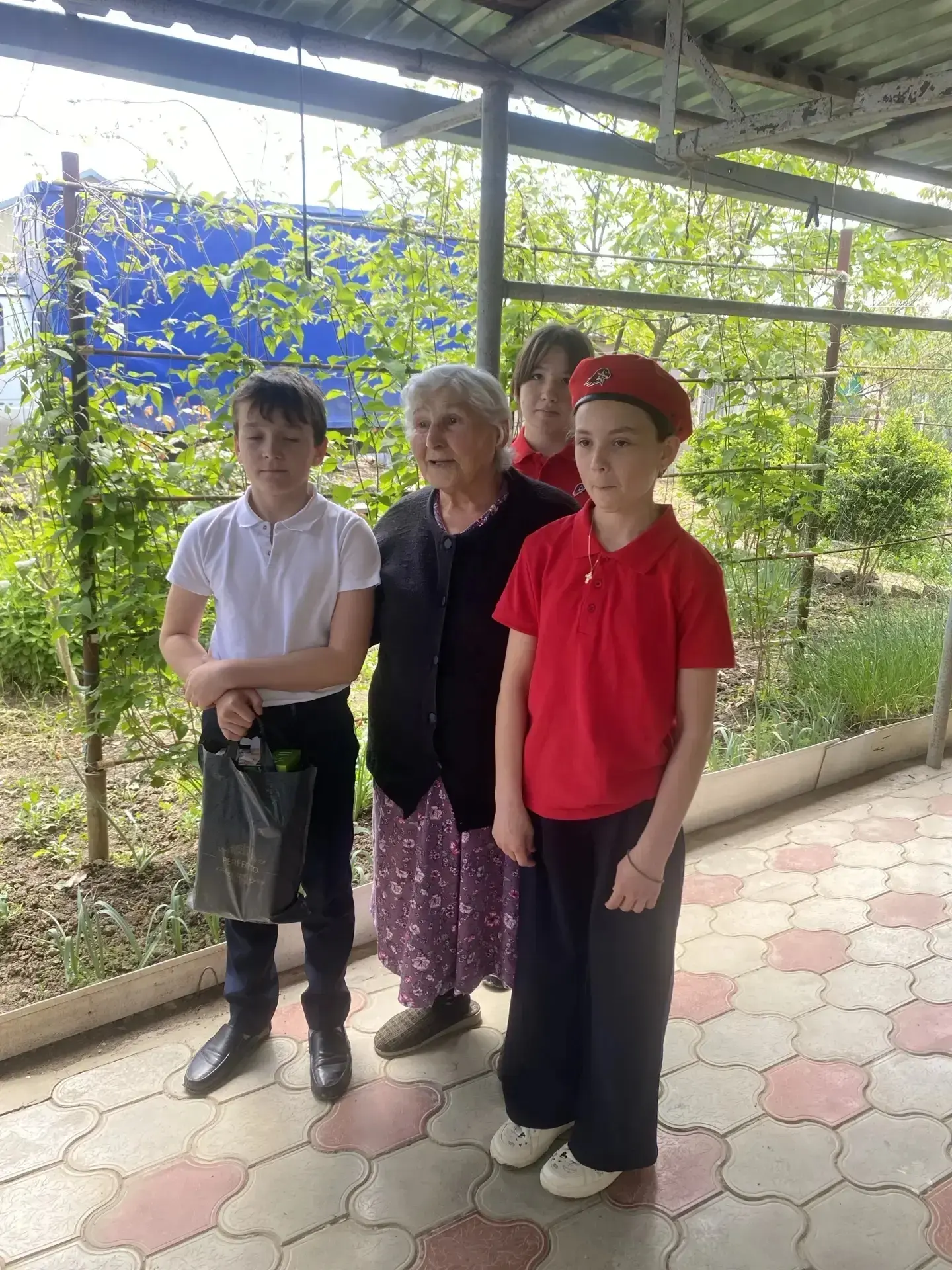 🌷 Юнармейцы МБОУ СОШ №4 поздравили ветерана с наступающим Днём Победы!