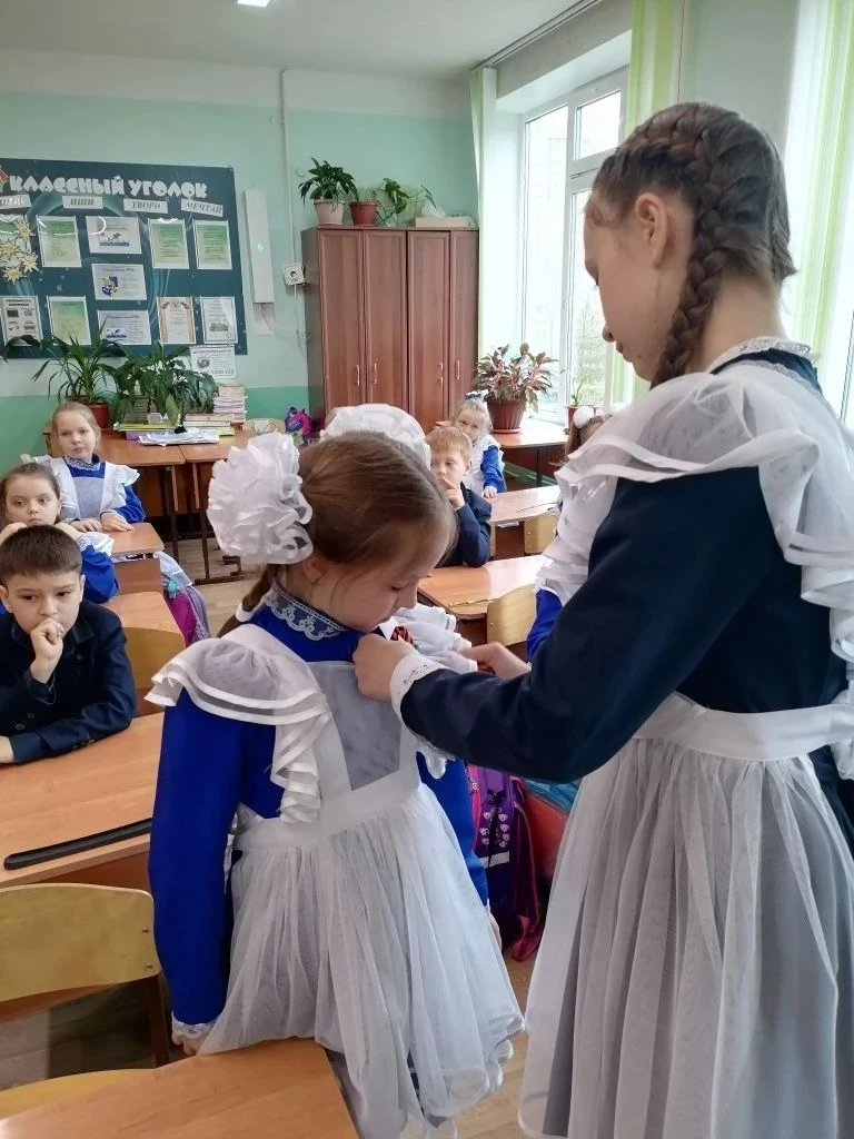 «Нам жить и помнить»  ✅В преддверии дня Великой Победы для обучающихся 1В класса прошёл урок памяти 