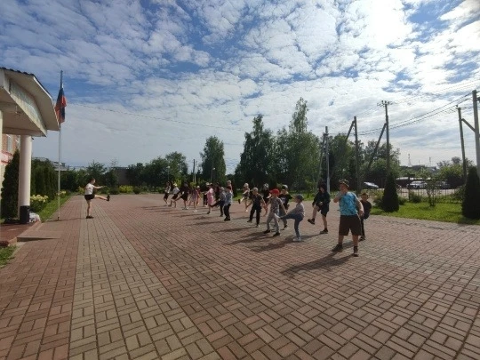 3 июня. Наше утро в пришкольном лагере началось здорово — с весёлой зарядки! После вкус...