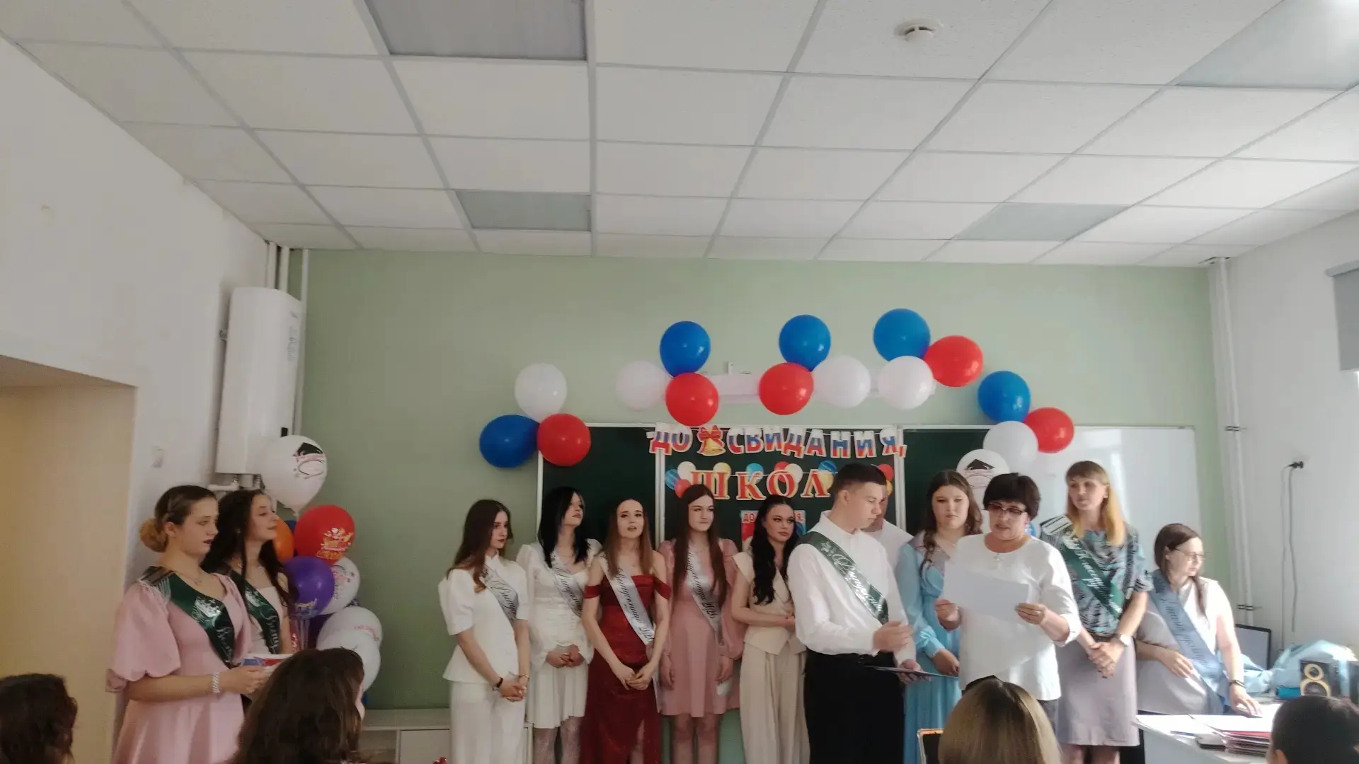 🔔ВЫПУСКНОЙ 9 и 11 КЛАССА🔔

🎉5 июня в нашей  школе в праздничной атмосфере прошло торжественное ме