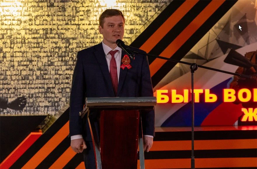 ГЛАВА ХАКАСИИ ОТКРЫЛ СКВЕР И СТЕНУ ПАМЯТИ В ЧЕРНОГОРСКЕ  Для жителей Черногорска после реконструкции