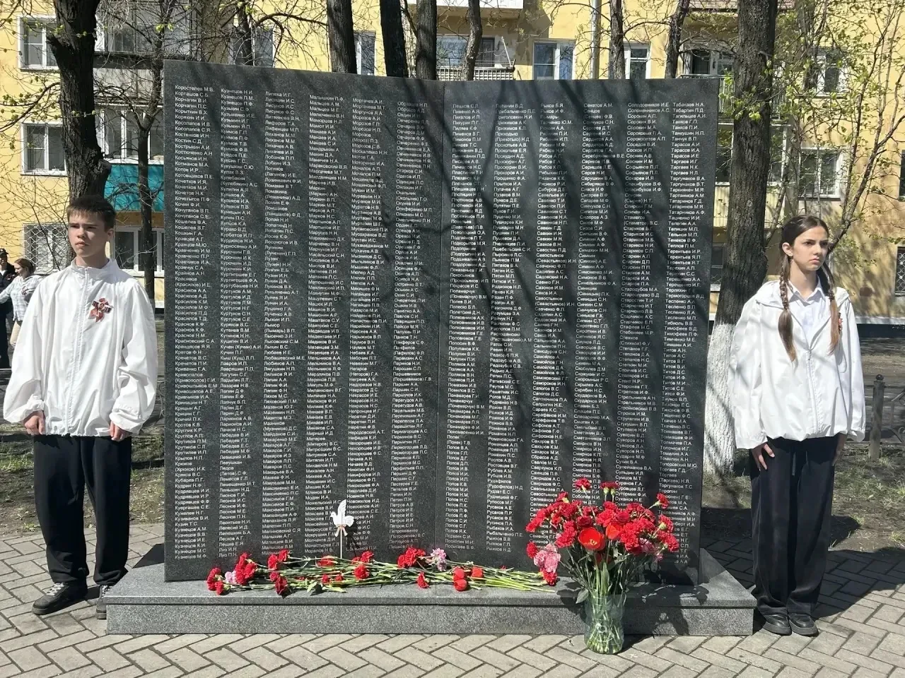 🎗️ Сегодня, 9 мая, наши педагоги и ребята вышли на улицы города вместе с «Бессмертным полком». 🕯️ В 