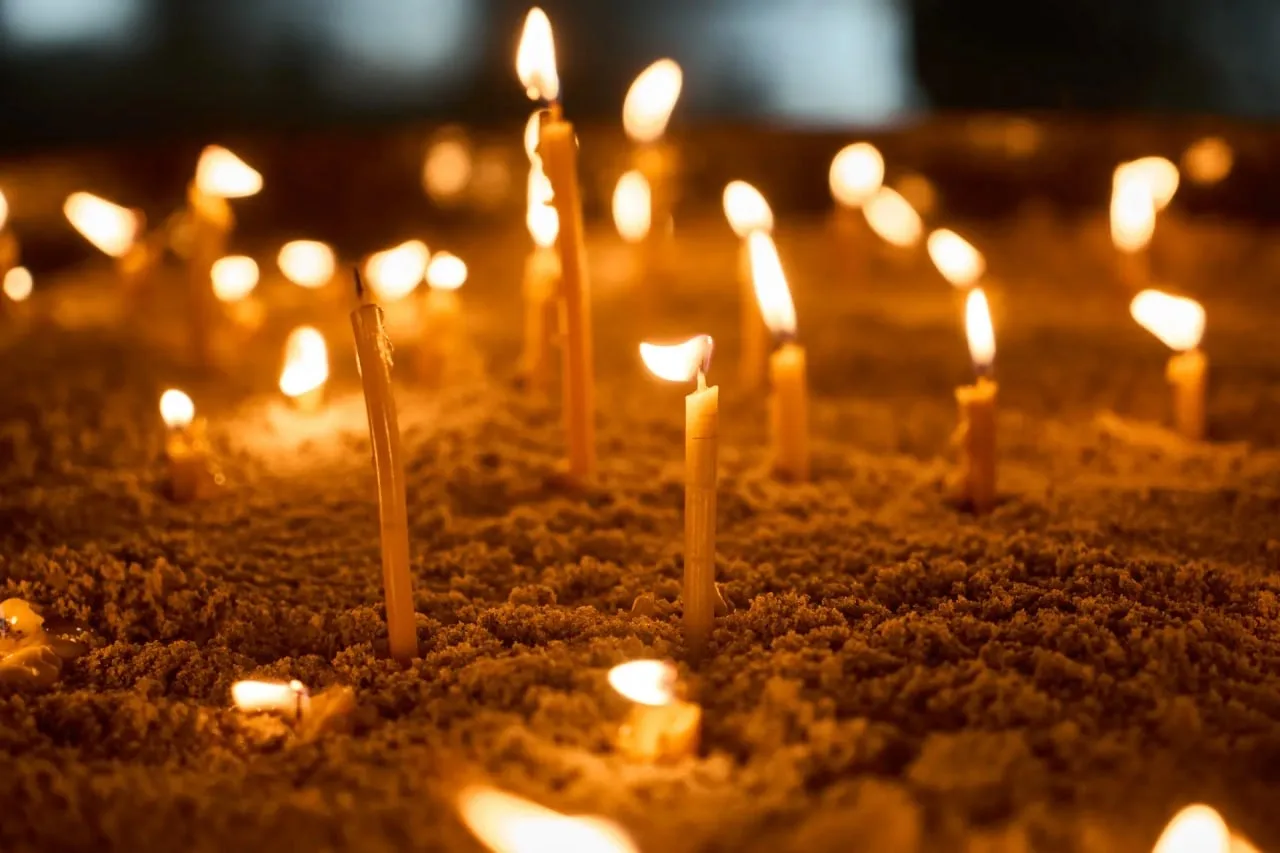 🕯 Десятки свеч зажглись вчера у Мемориала на Калининградском проспекте.  🇷🇺 В завершение Дня Победы 