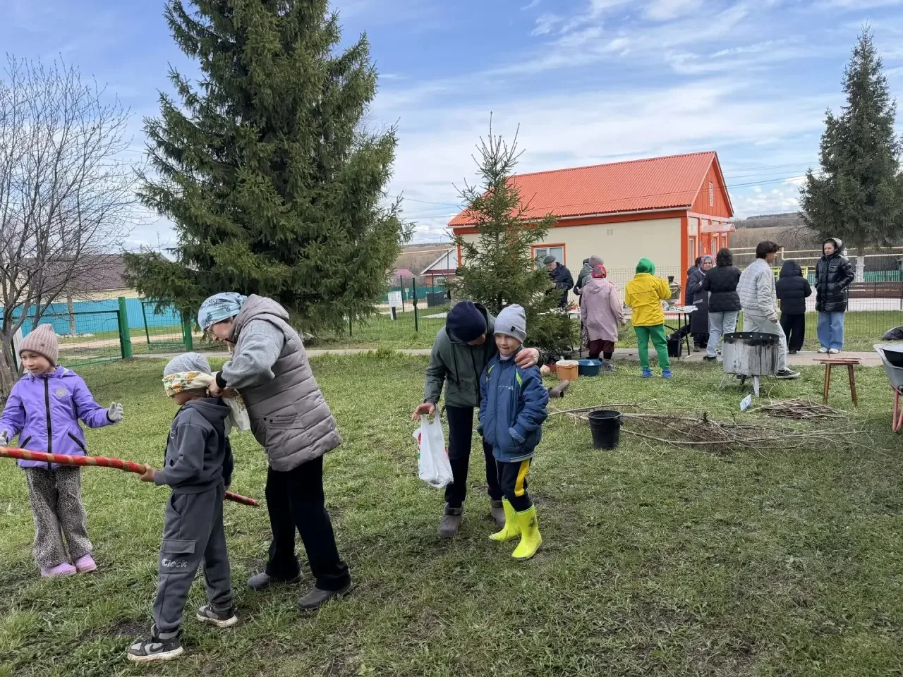 Югары Байлар авылында бүген чын бәйрәм рухы хөкем сөргән!   Авыл халкы бергә җыелып, борынгыдан килг
