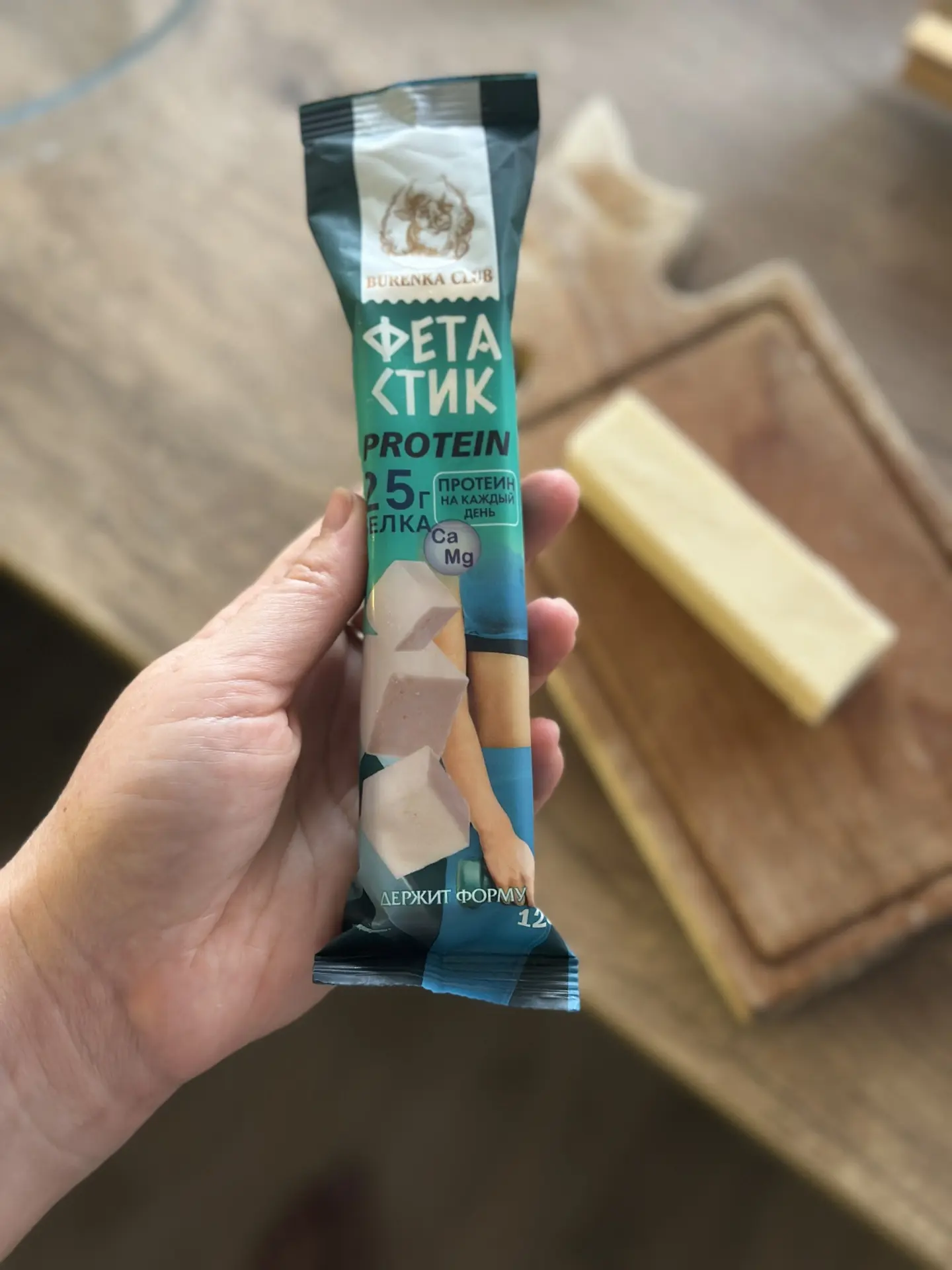 🧀 Еще одна белковая находка!

Наткнулась на сыр Фета в вот таких удобных стиках. Смотрим на пользу: