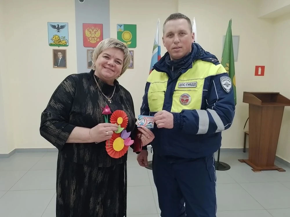 В рамках акции "С 8 марта поздравляем - ПДД не нарушаем!" обучающиеся школы совместно со старшим  ин