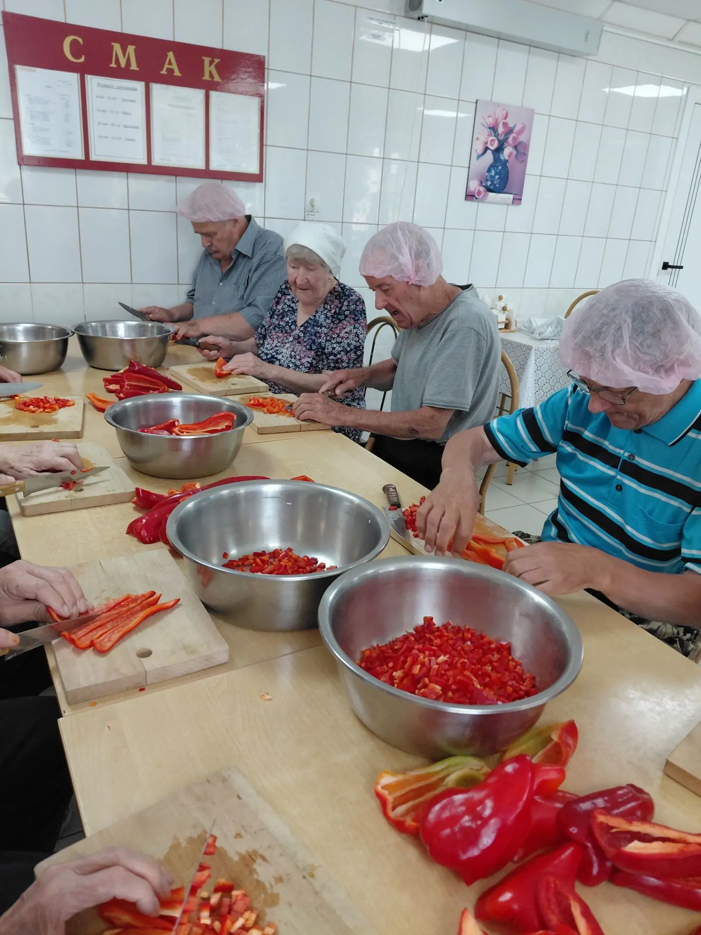 🌱 Летняя заготовка добра!

Наши жильцы  активно помогают кухонным работникам и заведующему складом 