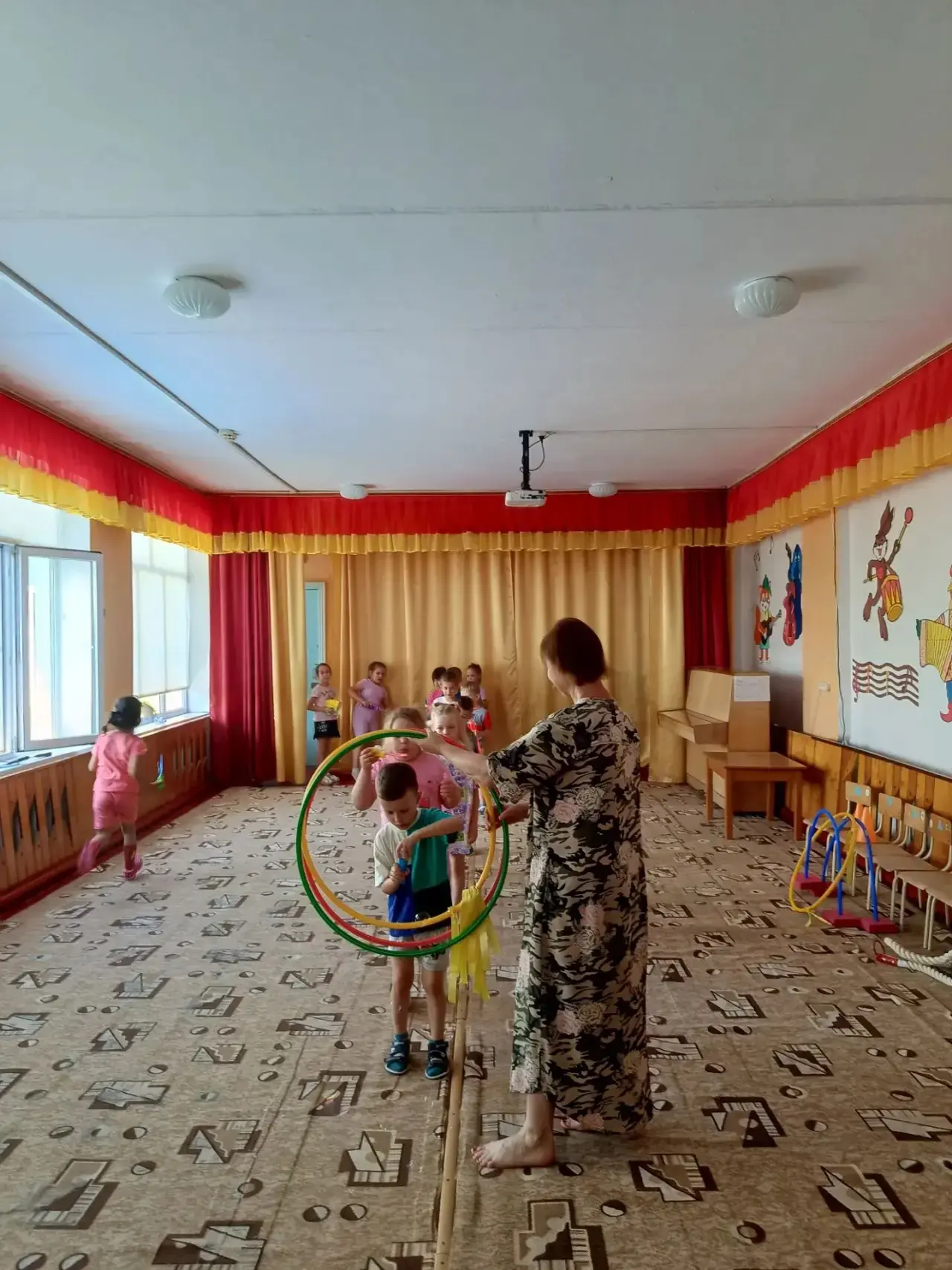 Сияя гладкой пленкой, Растягиваясь в ширь, Выходит нежный, тонкий, Раскрашенный пузырь. Взлетает шар