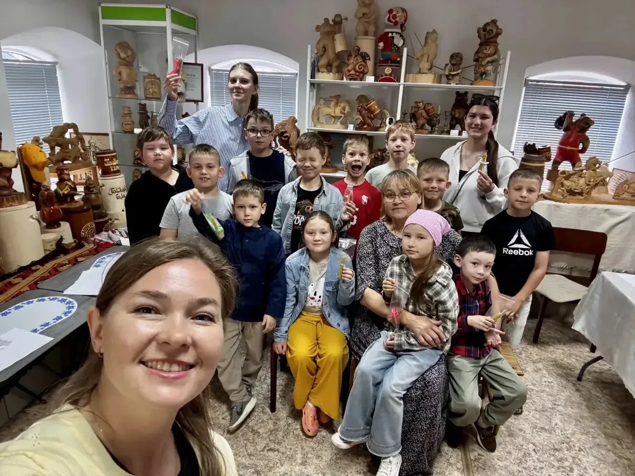 Сегодня «Лидерский маршрут» привел ребят в удивительный семейный музей «ЛАПА» художников Сергея и Га