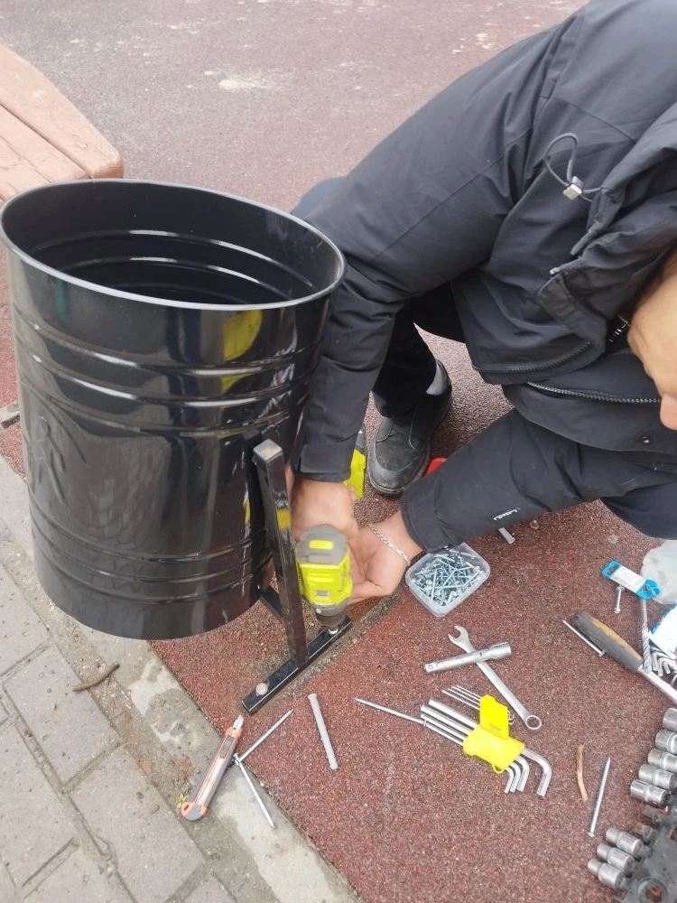 🛠 В рамках весенних работ уделяем внимание не только детским площадкам, но и другим элементам дворов